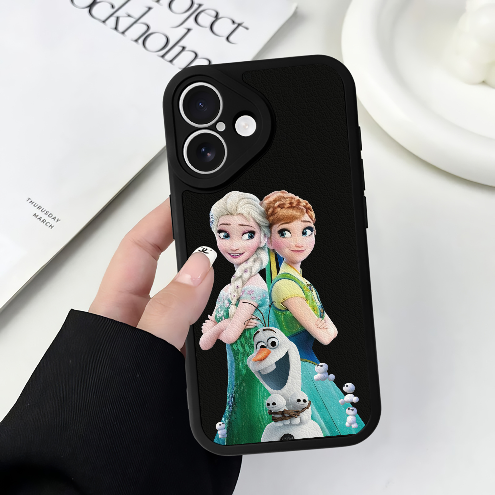 （画像用） アナと雪の女王 アンナ エルサ Frozen Anna Elsa 【iPhone 16シリーズ対応】シリコンスマホケース（レザー調） 材質：シリコン